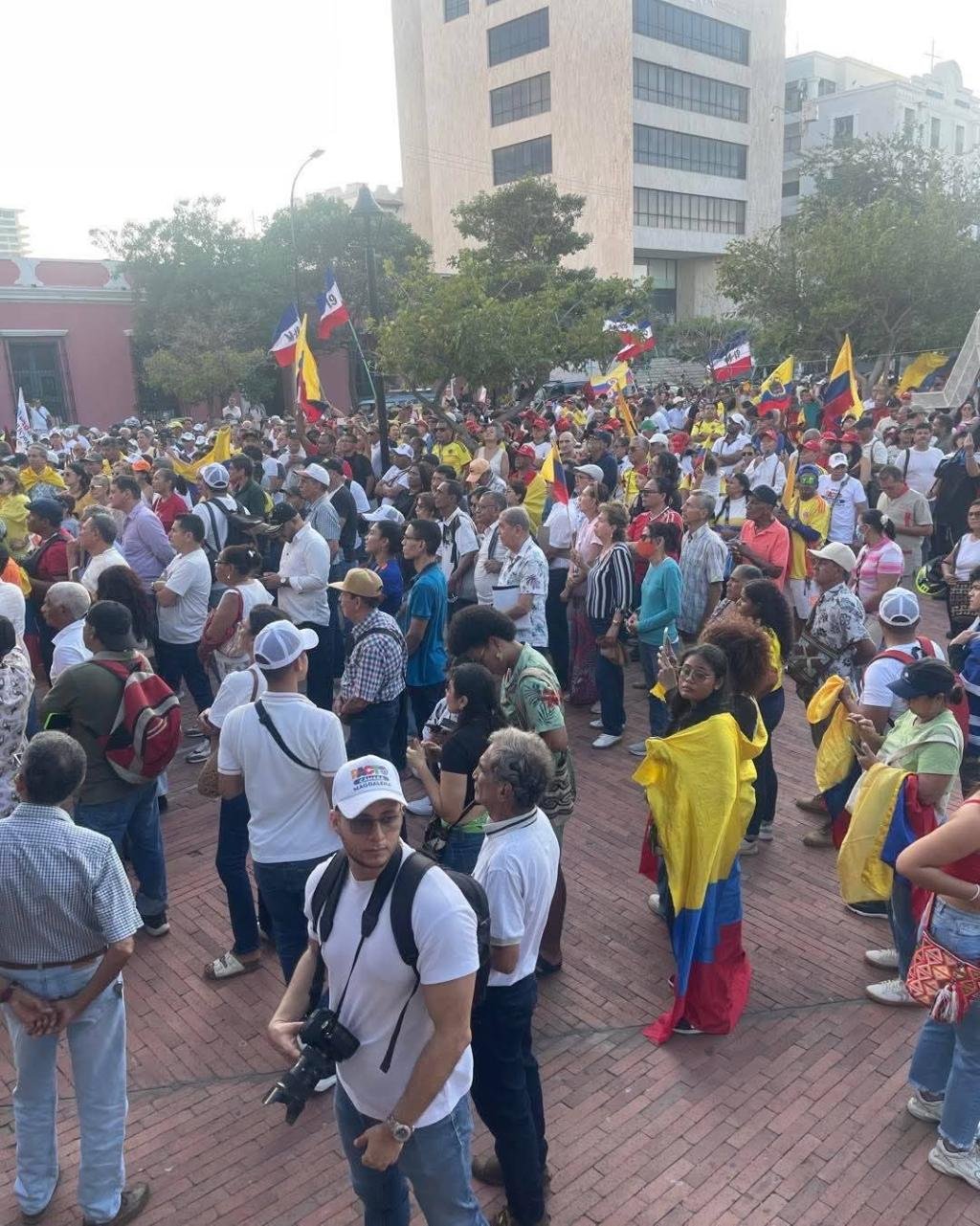 *LA POLÍTICA ES vs ESTÁ SUCIA*