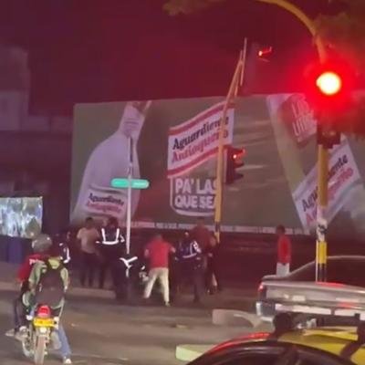 Puño, patá y trompá entre agente de tránsito y un ciudadano en procedimiento de movilidad en Santa Marta