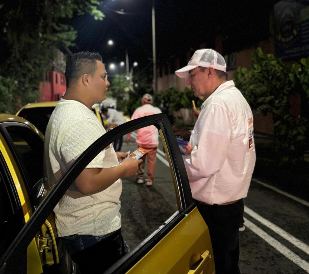 Henry Ladino se subió a un taxi en Villavicencio y desde allí lanzó su apuesta por la dignidad de los conductores de Colombia
