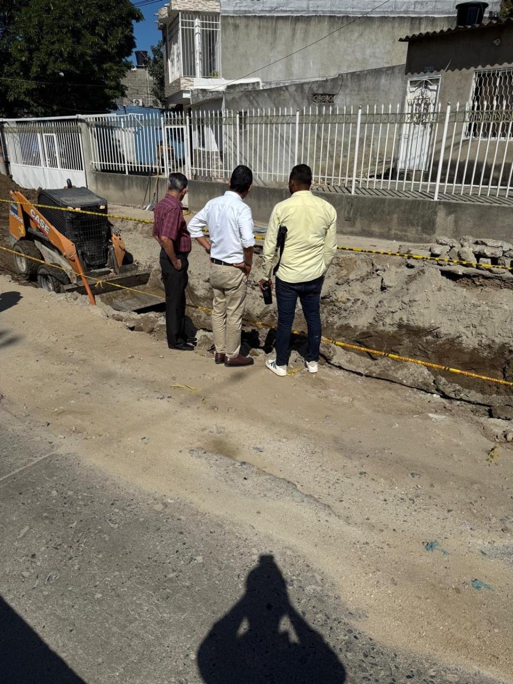 Alcaldía de Santa Marta y la EDUS trabajan a toda marcha y con éxito para reparar el enorme cráter en la Avenida del Río