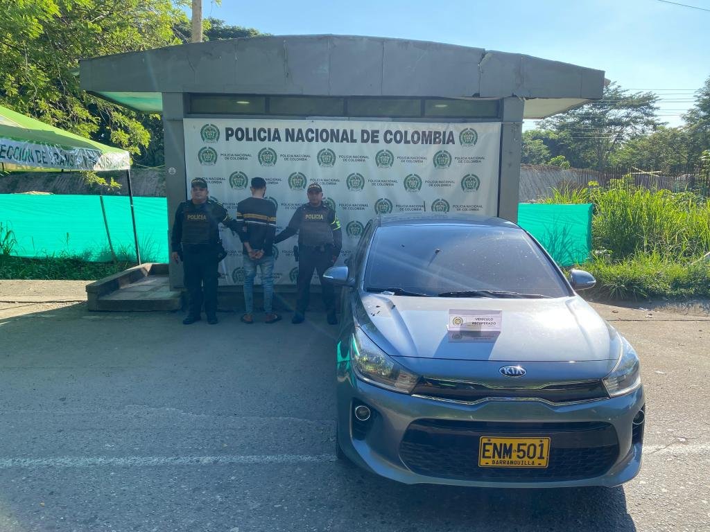 ¡Qué mala suerte! Se robó un carro, llegó a un peaje y policía descubrió que era un vehículo hurtado