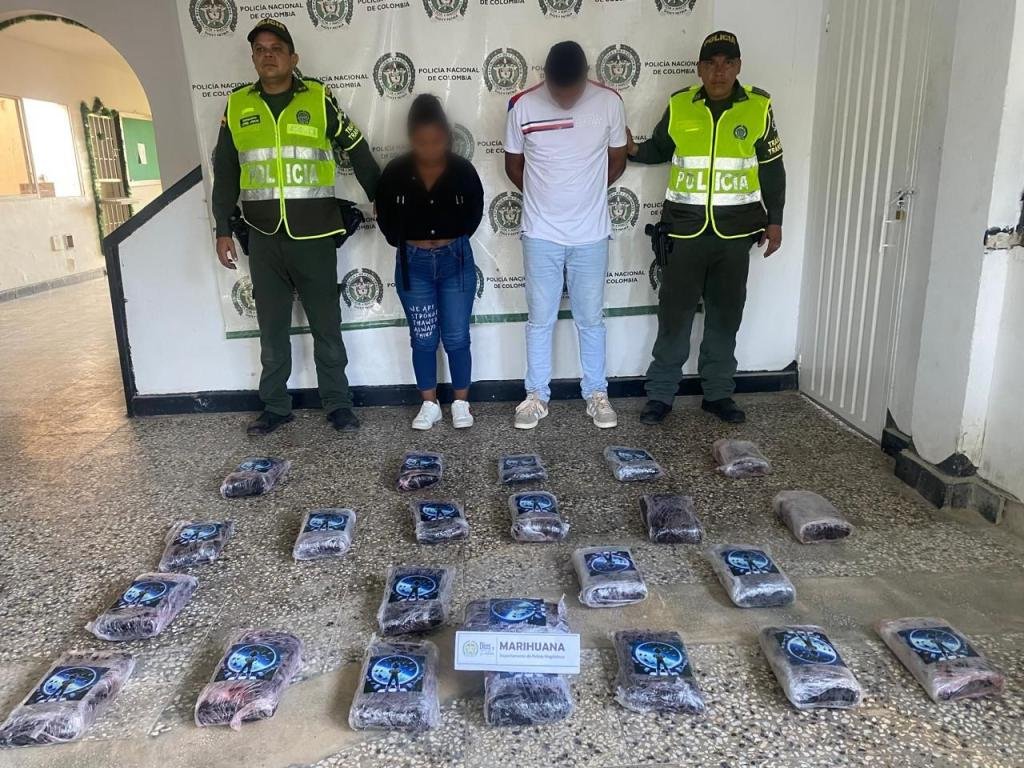Se les cayó la 'merca' : los 'pillaron' en un bus con 23 kilos de marihuana
