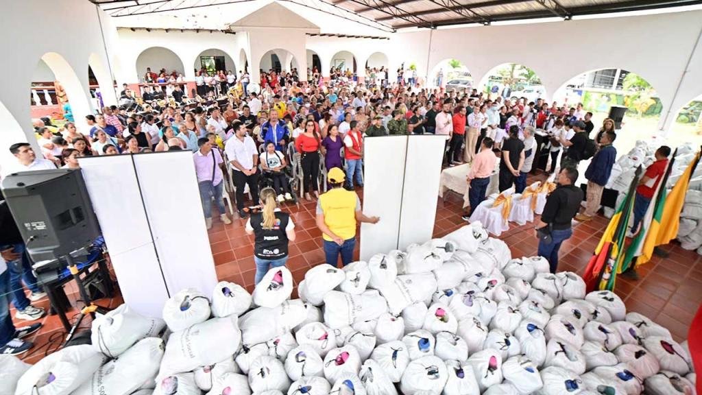 Con una inversión de más de $3.400 millones, Gobierno Petro entregó 2 plazas de mercado para el desarrollo en económico en el Huila