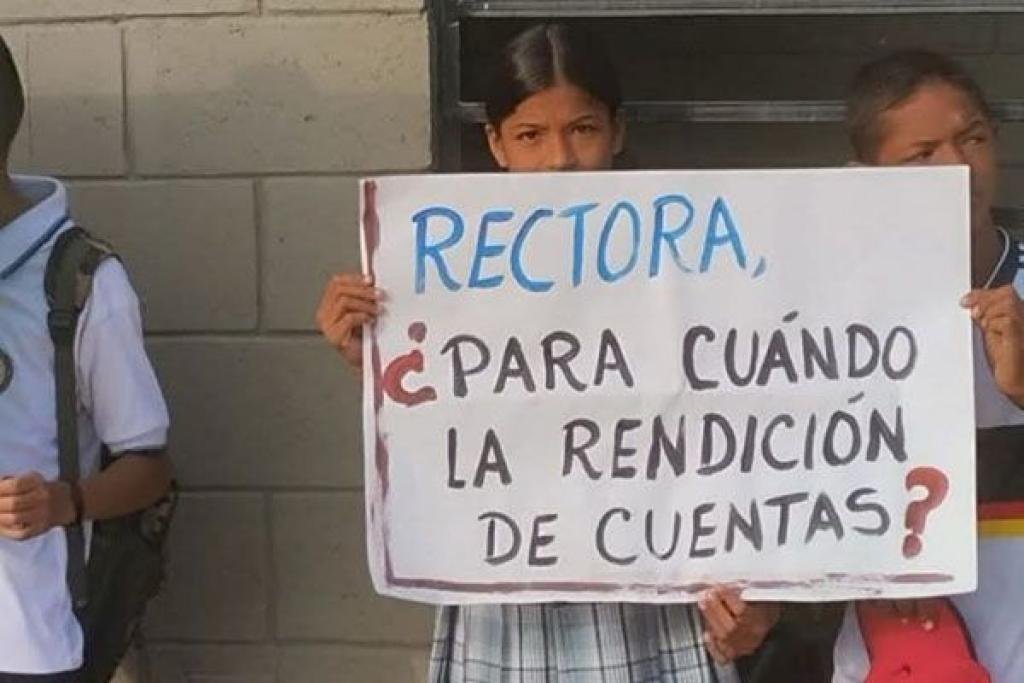 Indignación en Bellavista: Padres y estudiantes exigen la salida de la rectora por presuntas irregularidades