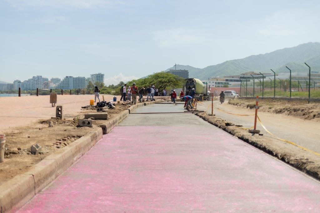 Avanza con éxito pavimentación vía al Aeropuerto