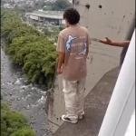 Video captó momento trágico de menor que se lanzó de puente para quitarse la vida
