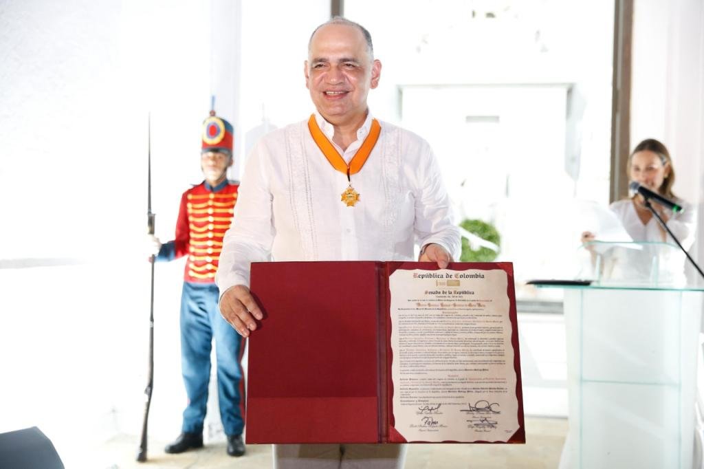 Alcalde Carlos Pinedo recibe condecoración en grado de Comendador de parte del Congreso de la República