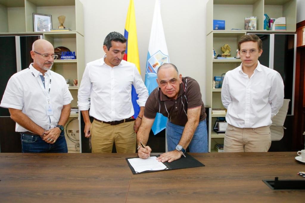 Alcalde Carlos Pinedo recibe donación de la CAF por 200 mil dólares para ayudar a familias afectadas en Santa Marta