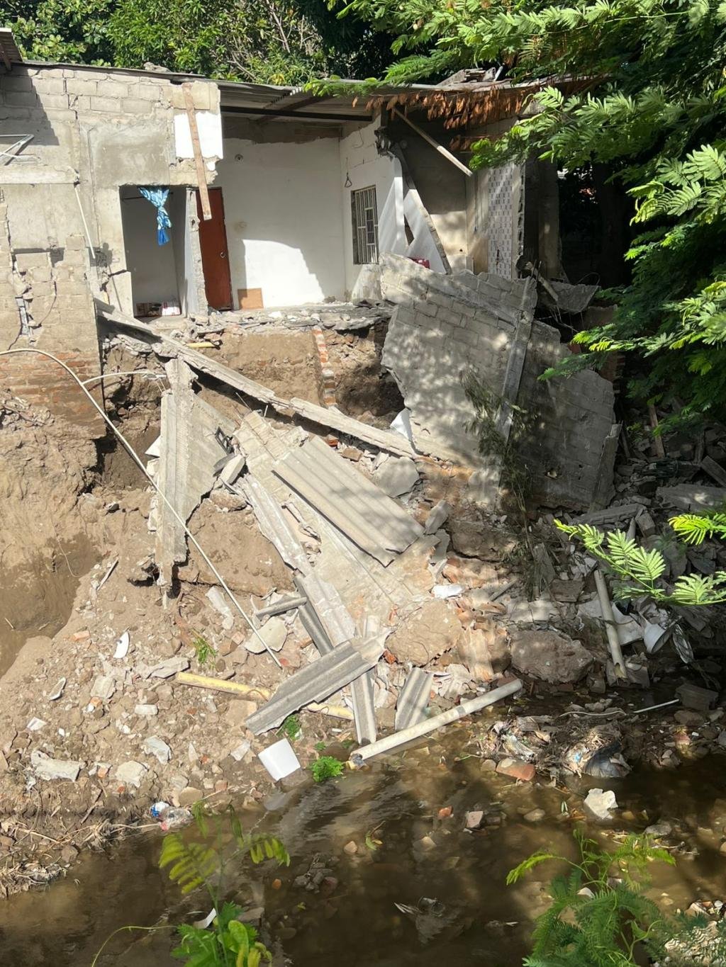 Habitantes de Primero de Mayo lanzan SOS por tres viviendas que están a punto de colapsar