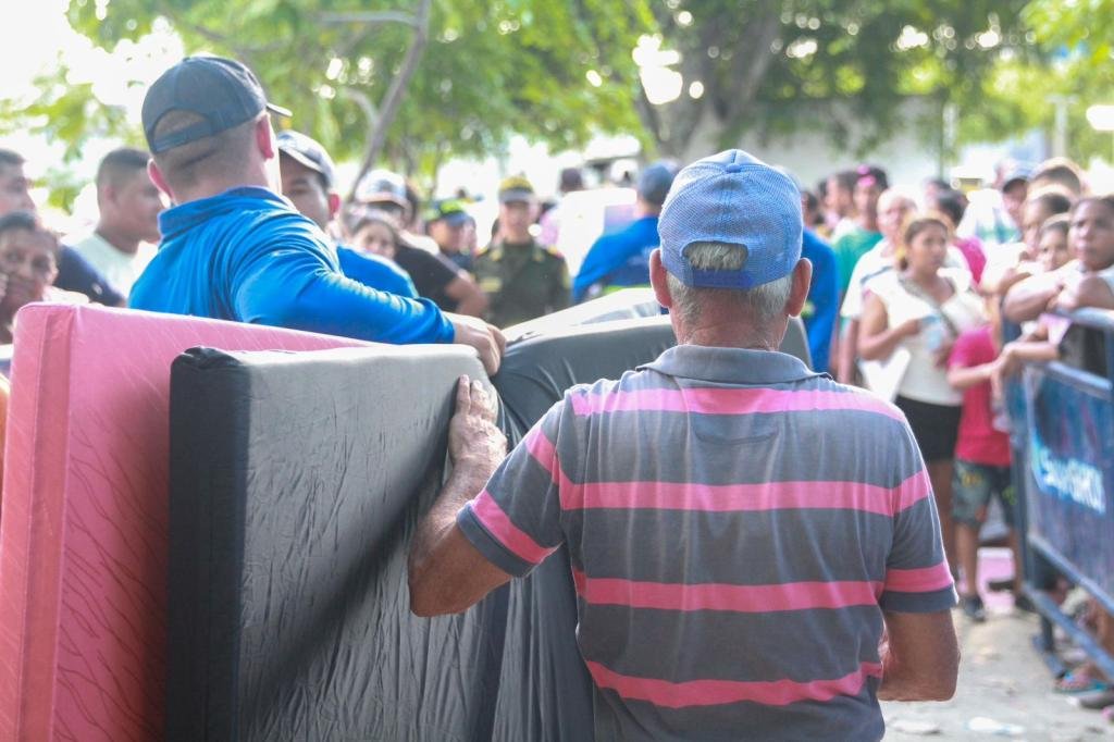 Alcaldía entregó ayudas a familias de Ondas del Caribe, Chimila, Alfonso López, María Cristina, El Pando, Alpes y Timayuí