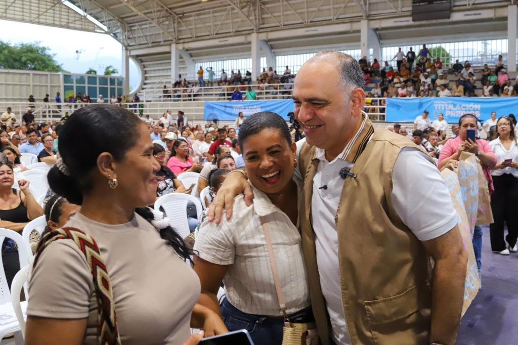 Gobierno Pinedo entrega 500 títulos de propiedad a igual número de familias samarias
