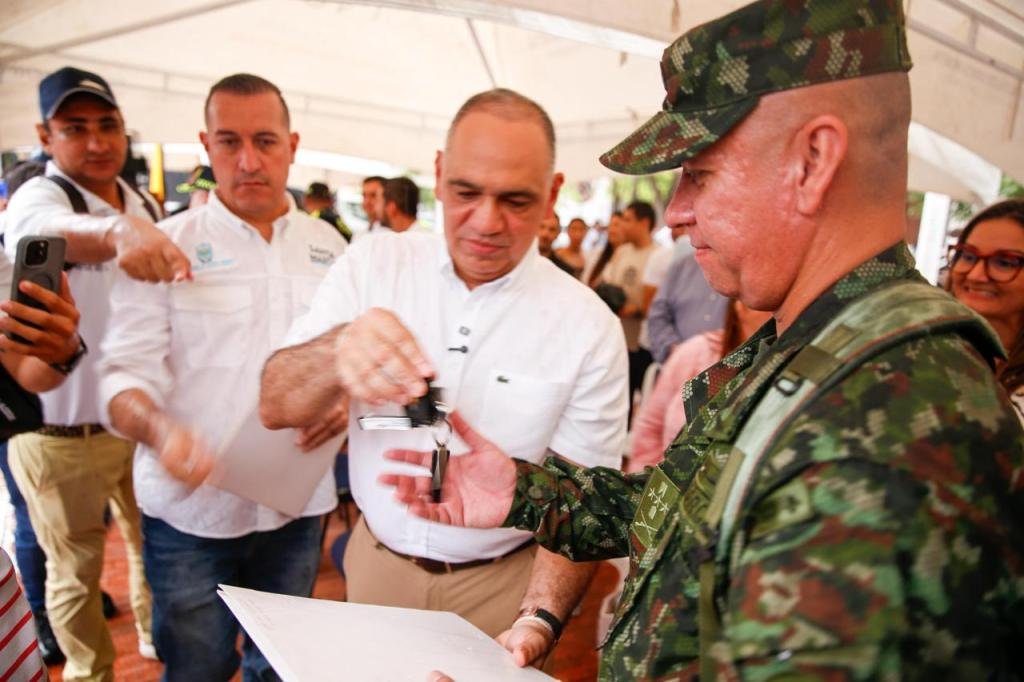 Pinedo entregó ocho camionetas a la Fuerza Pública para fortalecer la seguridad en Santa Marta