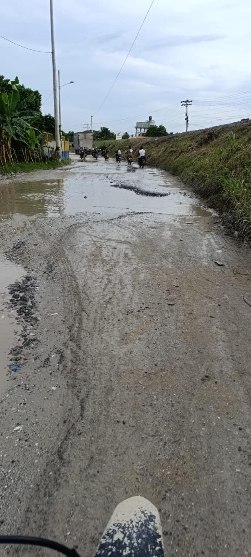 Congresista Holmes Echeverría  y alcaldesa Clareth Olaya engañaron a los zoneros con la pavimentación de la vía Sevilla- Guacamayal