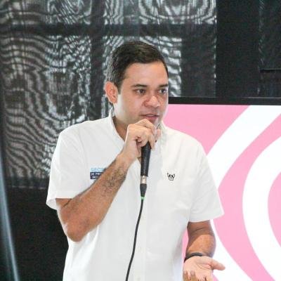 El secretario Farelo le cumple a Santa Marta y se pone el delantal para cocinarle a las familias en el programa Cero Desnutrición
