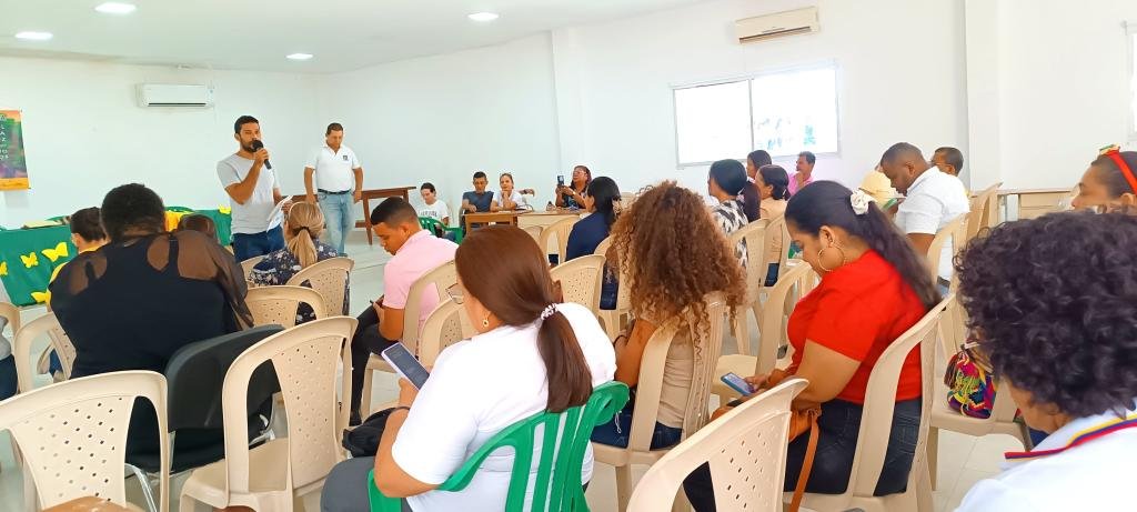 Docentes de Aracataca marcharon en conmemoración del estallido social y apoyo a Reformas del gobierno nacional