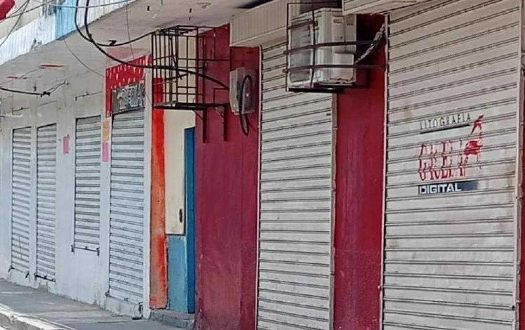 A pesar de lo más de  de mil uniformados de inteligencia que custodian Santa Marta , la ciudad continúa en pánico y paralizada