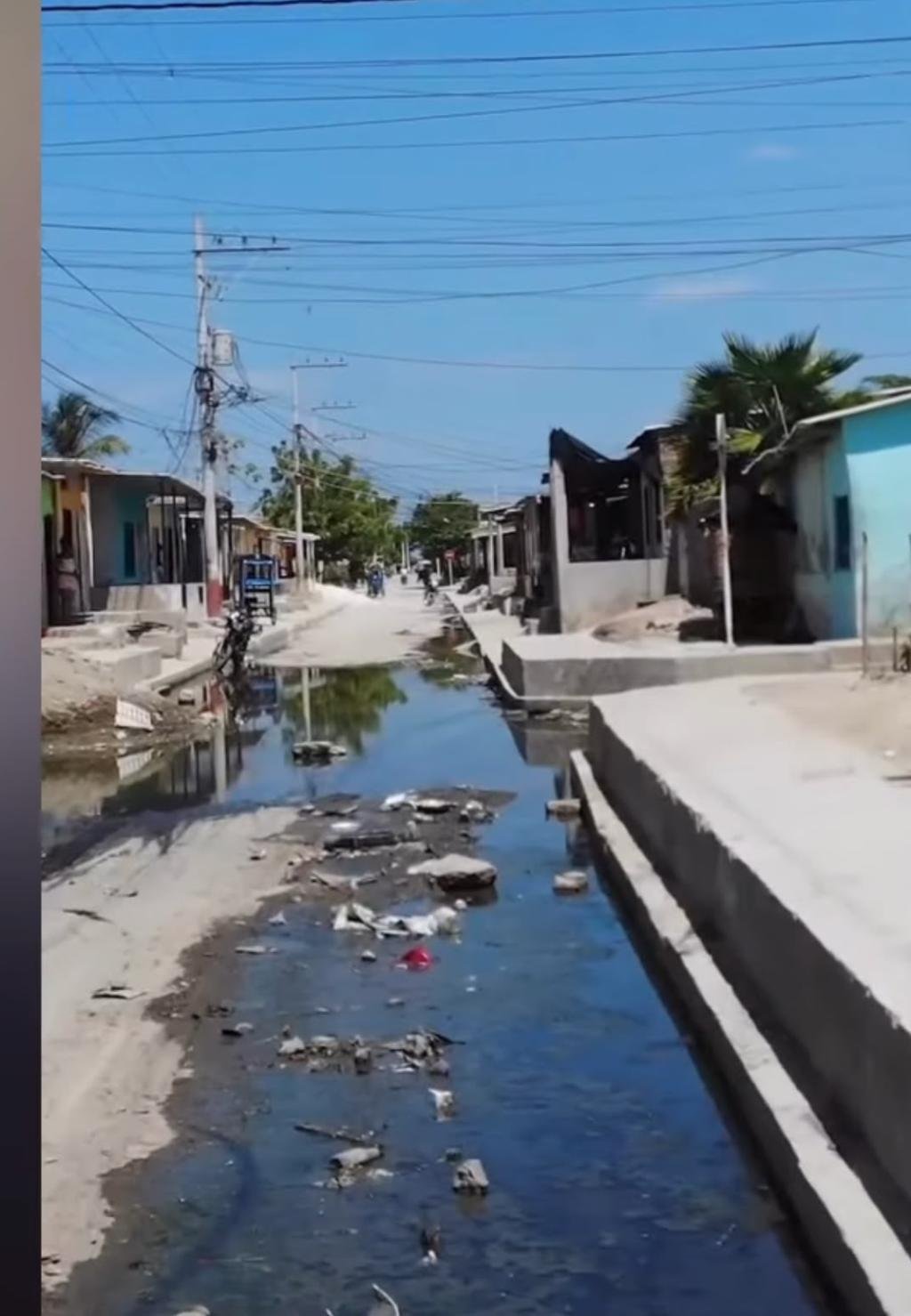 Ciénaga abunda y nada en la porquería: denuncian afecciones respiratorias tras constantes rebosamientos de alcantarillas
