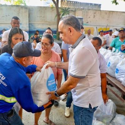 Las Malvinas no está sola: alcalde Carlos Pinedo Cuello entrega ayudas a familias damnificadas