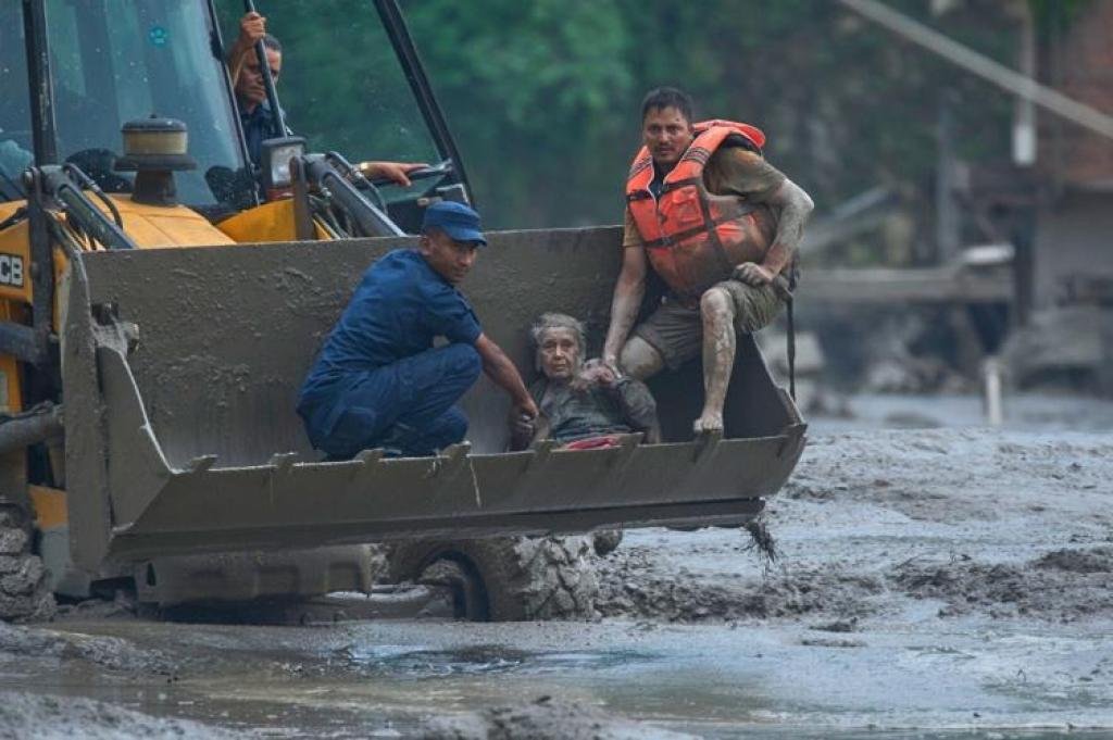 Nepal queda bajo agua y lodo: inundaciones dejan al menos 98 muertos y cientos de desaparecidos
