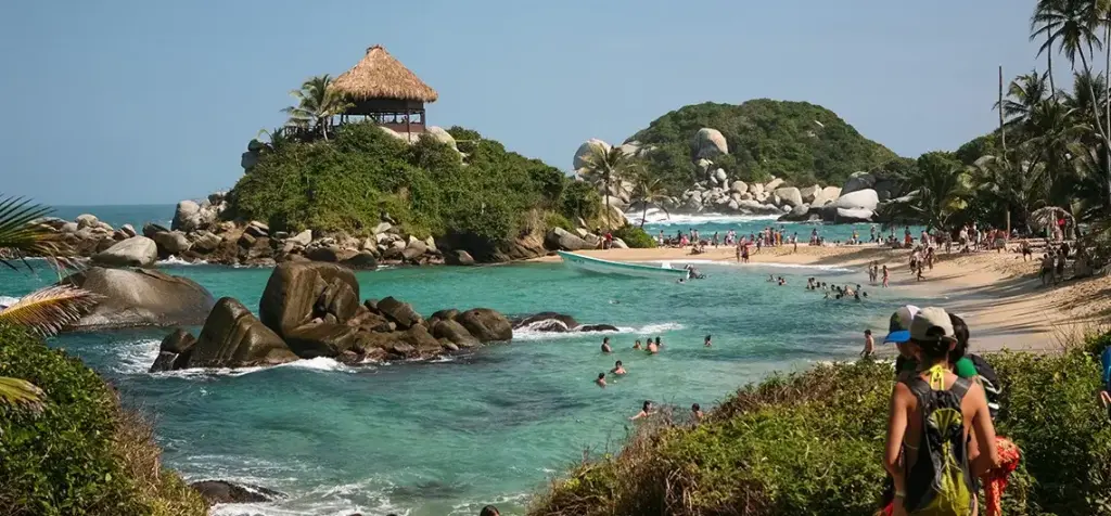 Estados Unidos insta al mundo a no venir a Santa Marta tras graves hechos de violencia perpetrados por los Conquistadores de la Sierra